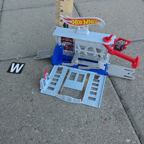 Mattel Toys Hot Wheels City Power Lift Garage Portable Play Set